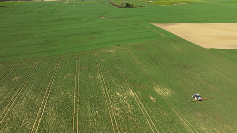 Traktor-Verteilt-Gülle-Auf-Weideland-Im-Frühjahr-An-Sonnigen-Tagen