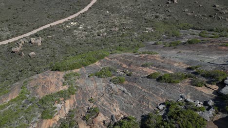 Toma-Aérea-Inclinada-Hacia-Abajo-De-La-Montaña-Rocosa-Francesa-En-El-área-De-Cape-Le-Grand,-Australia-Occidental