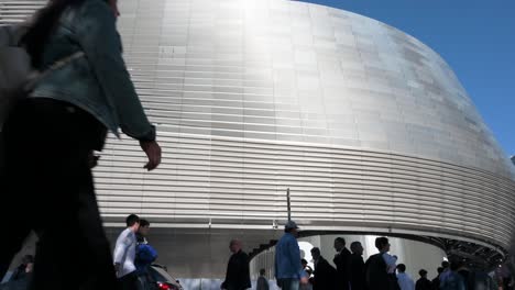 Los-Aficionados-Al-Fútbol-Llegan-Al-Estadio-Santiago-Bernabéu-Del-Real-Madrid-Mientras-Asisten-Al-Partido-De-Fútbol-De-La-Liga-De-Campeones-Contra-El-Equipo-De-Fútbol-Británico-Manchester-City-Club.