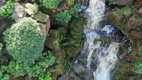 Imágenes-Aéreas-De-Drones-De-Una-Alta-Cascada-Rocosa-En-Los-Valles-De-Yorkshire,-Centavos