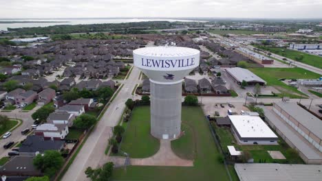 Dies-Ist-Ein-Luftbildvideo-Eines-Wasserturms-In-Lewisville,-Texas