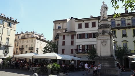 Tourist-Entspannend-Volta-Square-Como-In-Einem-Sommernachmittag