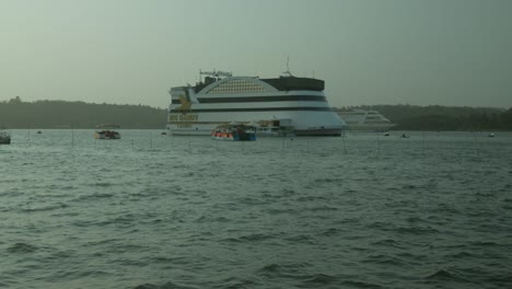 Das-Äußere-Des-Luxuriösen-Schwimmenden-Casino-Big-Daddy-Kreuzfahrtschiffes-Glänzt-Und-Reflektiert-Den-Inbegriff-Von-Eleganz-Auf-Dem-Wasser