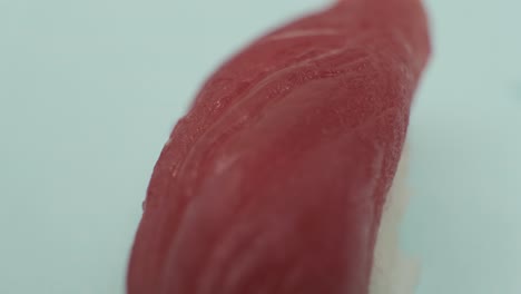 Studioaufnahme-Einer-Sushi-Rolle-Auf-Blauem-Hintergrund