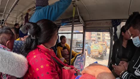 Reisende-Und-Passagiere-Im-Inneren-Eines-überfüllten-Busses-In-Nepal