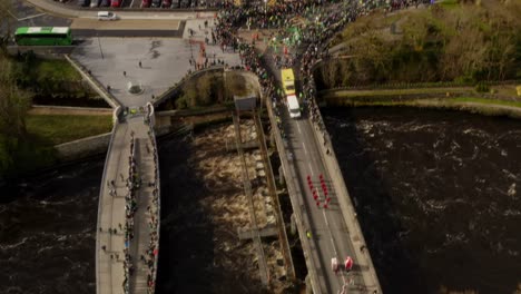 El-Dron-Gira-De-Arriba-Hacia-Abajo-Y-Desciende-Alrededor-De-Las-Carrozas-Del-Desfile-Y-La-Gente-Reunida-Fuera-De-La-Catedral-De-Galway.