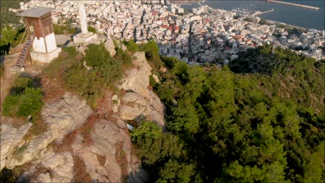 Kavala,-Griechenland,-Luftaufnahme-Der-Berge,-Stadtenthüllung,-Panoramablick-Auf-Die-Altstadt-Und-Das-Meer