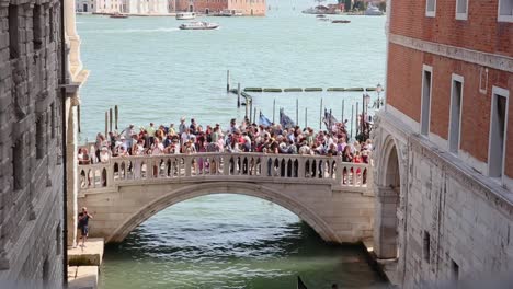 überfüllte-Brücke-Ponte-Della-Paglia-Overtourism-In-Venedig,-Italien-In-Der-Sommersaison