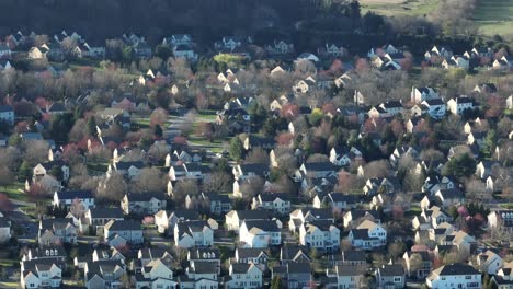 Crowded-American-Neighborhood-located-in-hill-at-sunny-day-in-spring