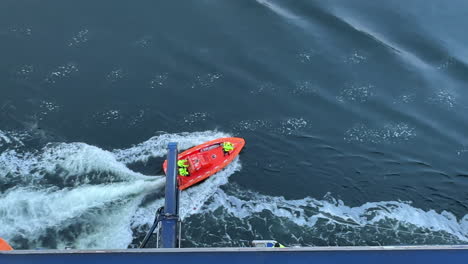 Lanzamiento-De-Un-Bote-Salvavidas-Desde-Un-Crucero-En-Fjord,-Noruega