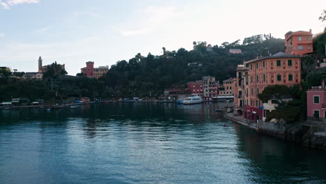 Berühmtes-Touristenziel-Portofino-Mit-Farbenfrohen-Gebäuden-Am-Meer