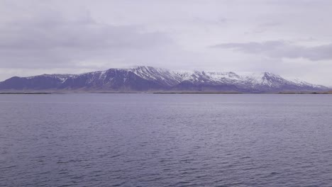 Mirando-A-Través-De-La-Bahía-De-Faxaflói-A-Principios-De-Primavera-Vista-Desde-La-Ciudad-De-Reykjavík
