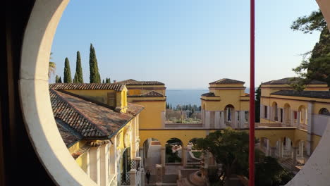 Gardone-Riviera,-Italia---5-De-Marzo-De-2022---Vittoriale-Degli-Italiani,-Residencia-Del-Poeta-Italiano-Gabriele-D&#39;annunzio---Vista-Panorámica-Del-Lago-De-Garda-Filmada-En-El-Primer-Piso