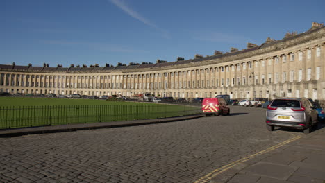 Vista-Panorámica-De-Las-Casas-Adosadas-De-Royal-Crescent-Y-Del-Parque-Verde-En-Bath,-Inglaterra,-Reino-Unido.