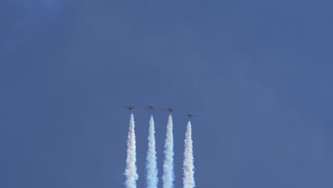 Formación-Estrecha-De-Aviones-A-Reacción-Que-Vuelan-En-Bucle-Con-Una-Pista-De-Humo.