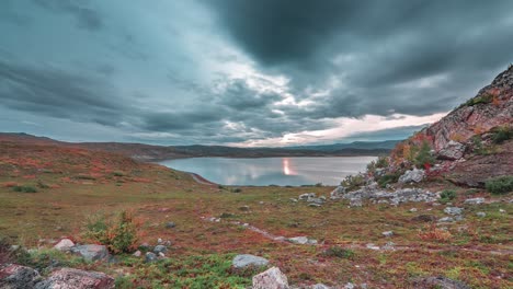 Eine-Karge-Landschaft-Mit-Herbstlicher-Tundra-An-Den-Ufern-Des-Norwegischen-Fjords