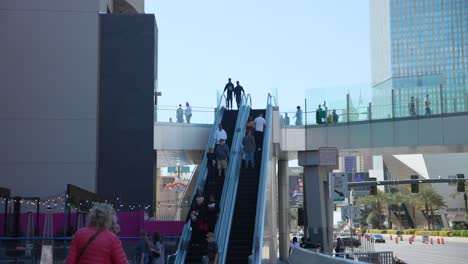 Menschen-Auf-Der-Rolltreppe-An-Der-Fußgängerbrücke-Tagsüber-In-Las-Vegas,-Nevada