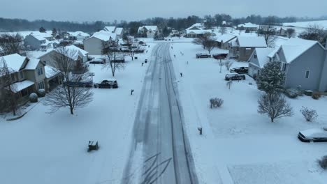 Amerikanische-Nachbarschaft-Im-Winter-Mit-Schnee-Bedeckt