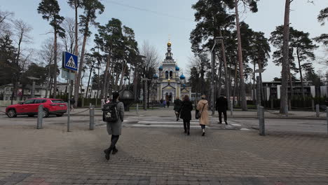 Paseo-Peatonal-En-Cámara-Lenta-En-Las-Calles-De-La-Ciudad-De-Letonia-Jurmala-Tráfico-Histórico-Parque-Urbano-Patrimonio,-Arquitectura,-Pueblo-Letón