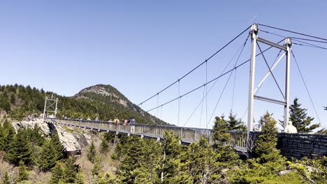 El-Puente-Giratorio-De-Una-Milla-De-Altura-En-La-Montaña-Del-Abuelo.