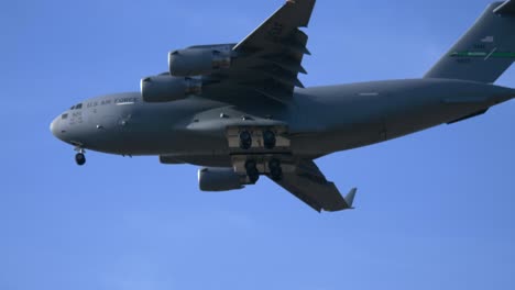 Ein-Frachtflugzeug-Der-US-Luftwaffe-C-17-In-Voller-Landekonfiguration-Mit-Niedriger-Flugbahn