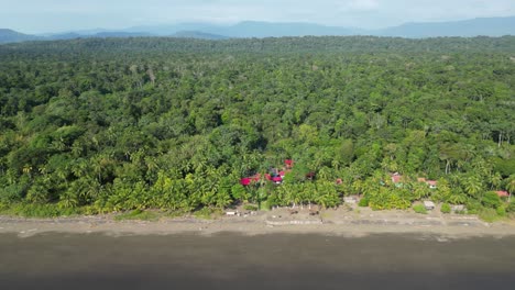 Luftaufnahme-Einer-Öko-Lodge-Am-Playa-Cuevita-In-Der-Nähe-Des-Dorfes-El-Valle-Im-Departement-Chocó-An-Der-Pazifikküste-Kolumbiens