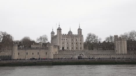 Den-Tower-Von-London-Von-Der-Oberfläche-Des-Flusses-Aus-An-Bord-Eines-Fahrenden-Bootes-Zu-Beobachten,-Verkörpert-Die-Essenz-Des-Reisens,-Der-Wertschätzung-Der-Architektur-Und-Der-Erkundung