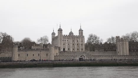 Observar-La-Torre-De-Londres-Desde-La-Superficie-Del-Río-A-Bordo-De-Un-Barco-En-Movimiento-Representa-La-Esencia-Del-Viaje,-La-Apreciación-Arquitectónica-Y-La-Exploración.