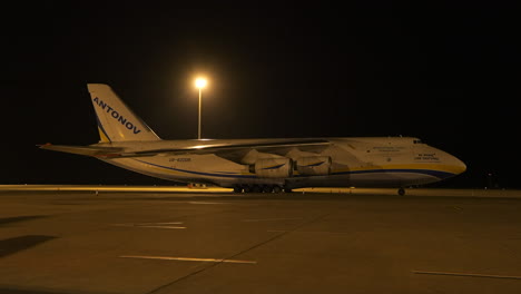 Gran-Avión-De-Carga-Antonov-An-124-En-La-Plataforma-Del-Aeropuerto---Noche,-Estática