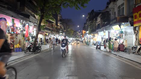 Bulliciosas-Calles-De-La-Ciudad-Iluminadas-Por-Luces-De-Tráfico-Y-Tiendas-Abiertas