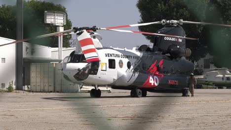 Un-Gran-Helicóptero-De-Extinción-De-Incendios-Se-Prepara-Para-Partir.