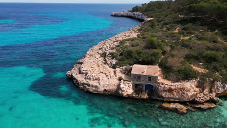 Abgeschiedene-Bucht-Mit-Türkisfarbenem-Wasser-In-Cala-Mondrago,-Mallorca