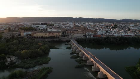 Malerische-Luftaufnahme-Der-Moschee-Kathedrale-Und-Des-Flusses-Guadalquivir,-Córdoba,-Spanien