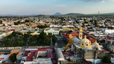 Parque-Juárez-Y-El-Barroco-De-San-Luis-Obispo,-En-Huamantla,-México---Pull-Back,-Drone-Shot