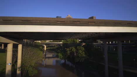 Weitwinkel-Drohnenansicht-Von-Gebäuden-In-Der-Innenstadt-Von-Houston,-Texas