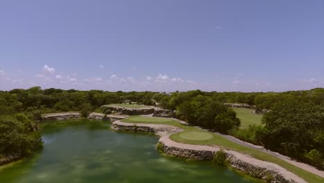 Hermosas-Vistas-Desde-Un-Dron-Del-Campo-De-Golf-En-La-Riviera-Maya,-Yucatán,-México