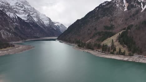 Luftaufnahme-Des-Wunderschönen-Natürlichen-Klöntalersees-Im-Kanton-Glarus,-Schweiz
