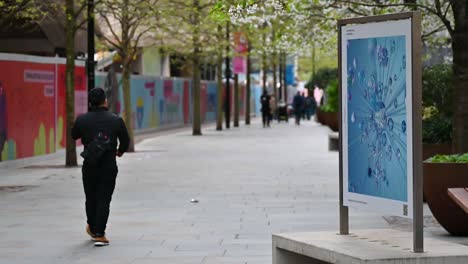 Obras-De-Arte-En-El-Centro-De-Londres-Por-Kings-Cross-Y-St-Pancras-International,-Londres,-Reino-Unido