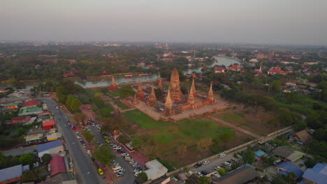 Ruinas-Del-Templo-Budista-De-Wat-Chaiwatthanaram-Al-Amanecer,-Ayutthaya