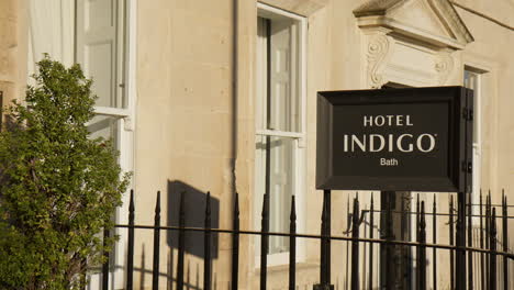 Hotel-Indigo-Schild,-Luxuriöse-Georgianische-Architektur-In-Der-Stadt-Bath,-Großbritannien