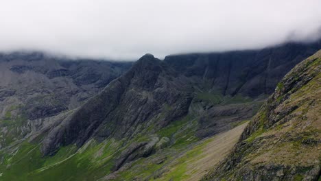 Bewölkter-Berg-Briach-Na-Frith-Auf-Der-Isle-Of-Skye,-Schottisches-Hochland,-Schottland,-Vereinigtes-Königreich
