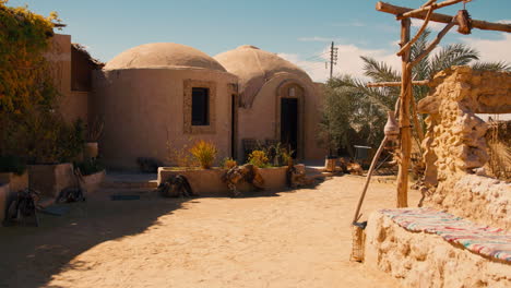 POV-Rundgang-Durch-Den-Innengarten-Des-Grand-Siwa-Guest-House-In-Der-Oase-Siwa,-Ägypten