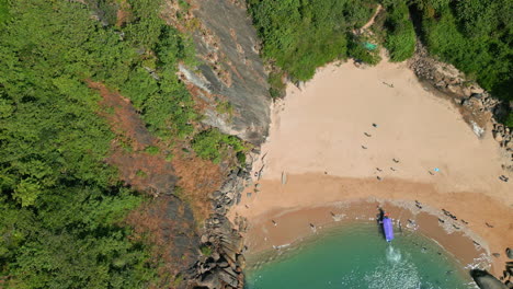 Vista-Superior-De-La-Hermosa-Playa-Secreta-De-Mariposas-En-Goa-Con-Drones-Rocosos-De-La-India-4k