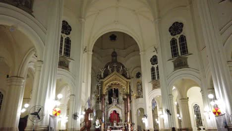 Breite-Panorama-Basilika-Kirche-Weiß-Rot-Golden-Details-Im-Inneren-Hohe-Spitze-Religiöse-Wahrzeichen-Nuestra-Señora-Unsere-Liebe-Frau-Von-Buenos-Aires-Argentinien