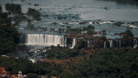 Vista-Aérea-Panorámica-Del-Parque-Nacional-Iguazú-En-Brasil,-América-Del-Sur