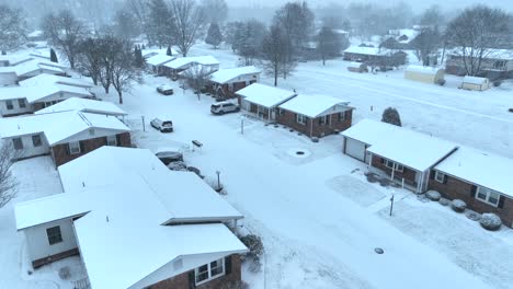 Luftaufnahme-Eines-Wohngebietes-Mit-Schneebedeckten-Häusern-Und-Straßen