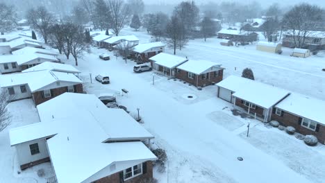 Vista-Aérea-De-Una-Zona-Residencial-Con-Casas-Y-Calles-Cubiertas-De-Nieve.