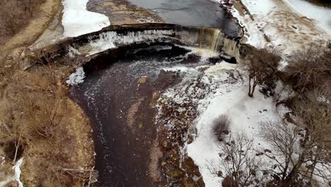 Drone-Vuela-Sobre-Estonia-Cascada-Jägala-Río-Jägala-Escénico-Invierno-Natural-Paisaje-Forestal-No-Contaminado