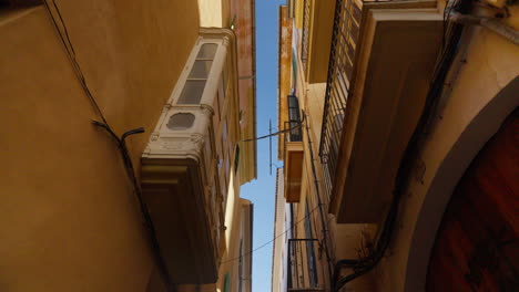 Calles-Estrechas-En-El-Casco-Antiguo-De-Palma-De-Mallorca.