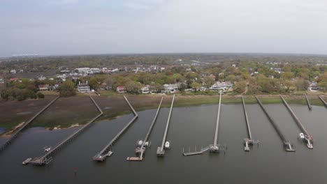 Amplia-Toma-Aérea-De-Largos-Muelles-De-Pesca-A-Lo-Largo-De-La-Bahía-De-Charleston,-Cerca-Del-Histórico-Pueblo-Antiguo-De-Mount-Pleasant,-Carolina-Del-Sur.